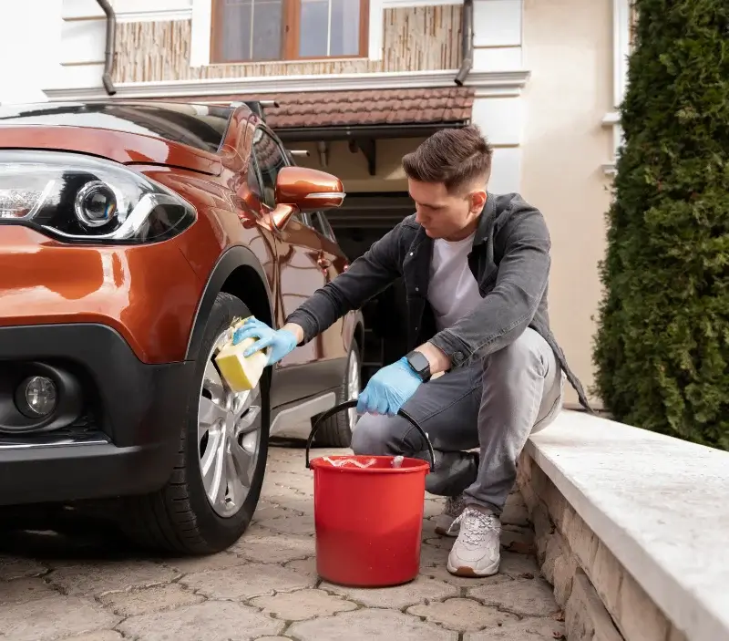 Lavage auto à domicile Dragey-Ronthon : professionnel intervenant sur un véhicule